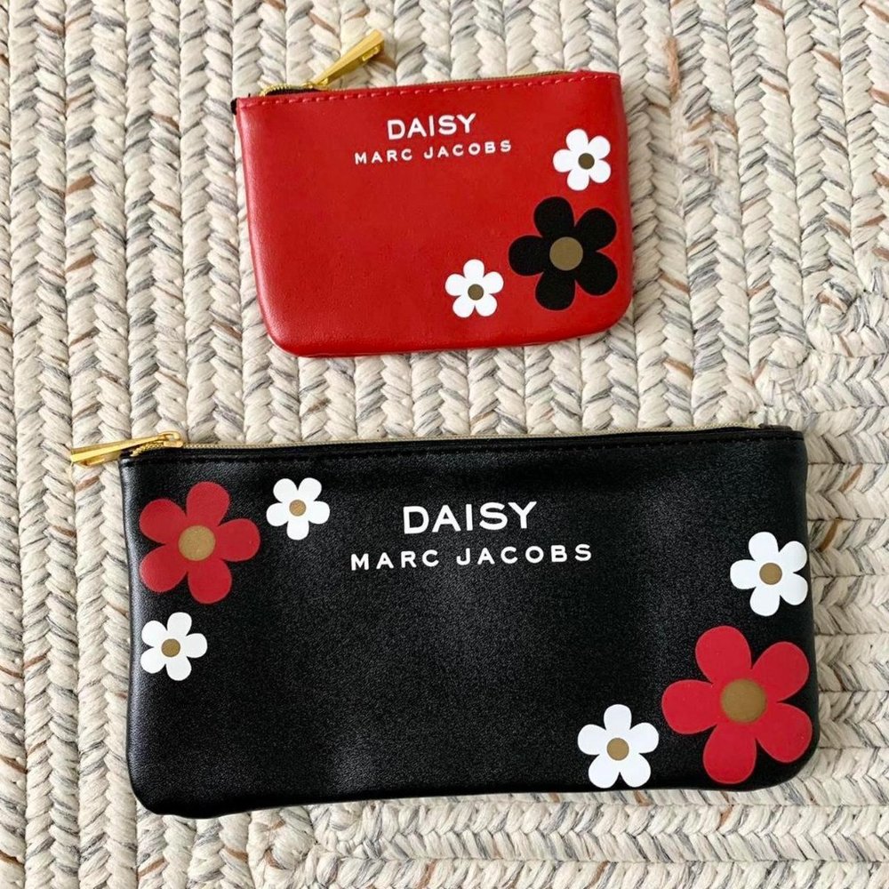 ⭐️ Bundle of 2 Marc Jacobs Daisy Cosmetic Coin Pouch - Picture 1 of 3